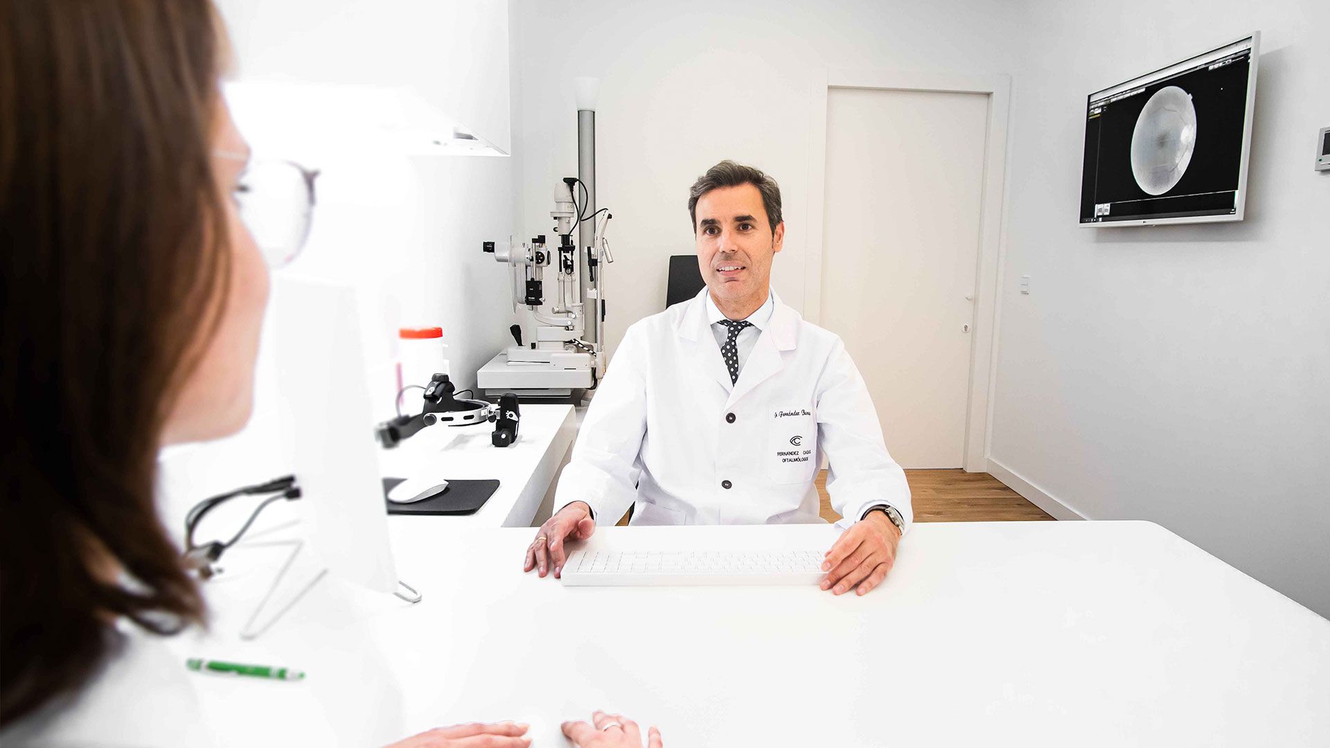 doctor roberto clinica oftalmologica fernandez casas en torrelavega