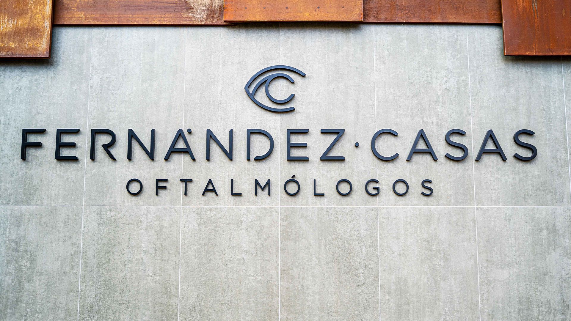 fachada y rotulo de la clinica oftalmologica fernandez casas en cantabria